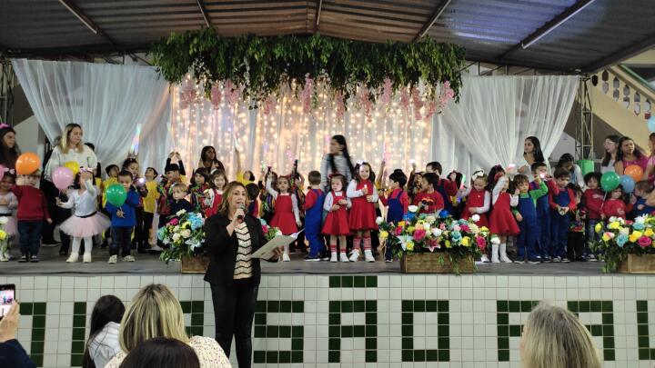 Alunos da Educação Infantil da Escola São Paulo apresentaram diversas canções que enfatizaram a importância de se ser gentil com as pessoas e deram um show