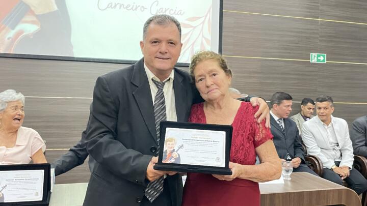 Vereador Delsinho Amaro homenageia Iva…