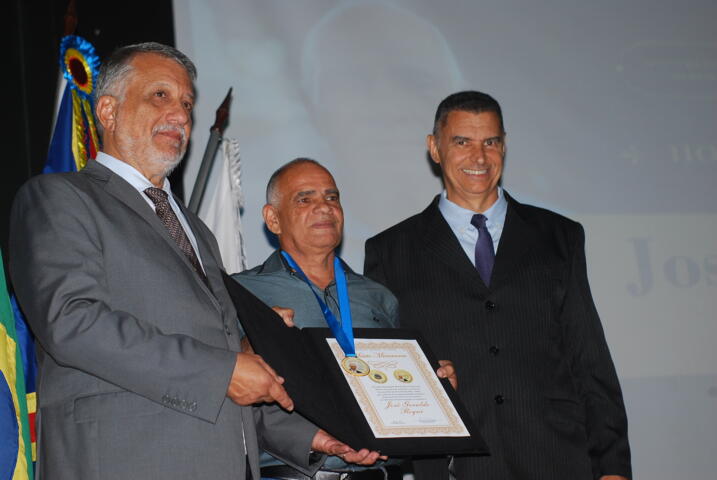 VEREADOR ANDERSON DA CAIXA HOMENAGEOU JOSÉ GERALDO ROQUI COM O TÍTULO DE MEDALHA MURIAEENSE JOSÉ DE ALENCAR GOMES