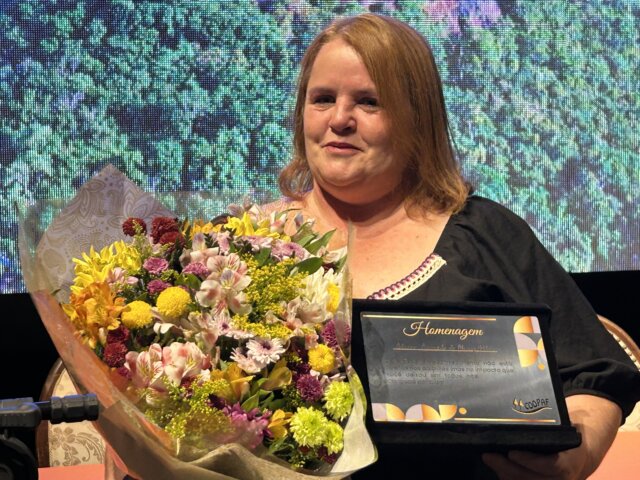 Adriana Morais é homenageada pela Coopaf um “Pilar da Agricultura Familiar e do Desenvolvimento Sustentável”