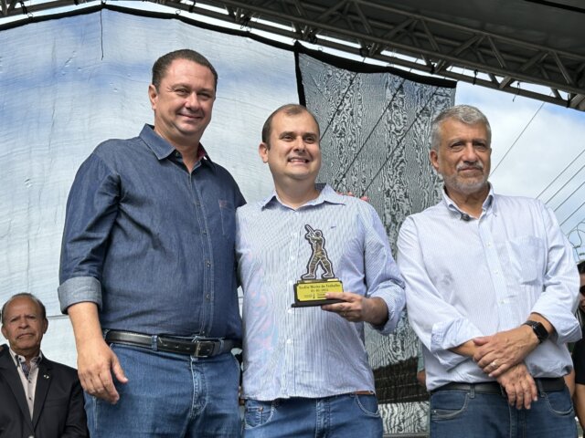 Dr. Aloísio Silva Ribeiro é Indicado pelo vice-prefeito Manoel Carvalho e recebe a Medalha Mérito ao Trabalhador 2025