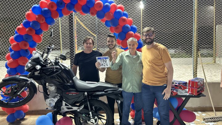 Cliente leva moto 0 km no sorteio do Alto Posto Agroboi.