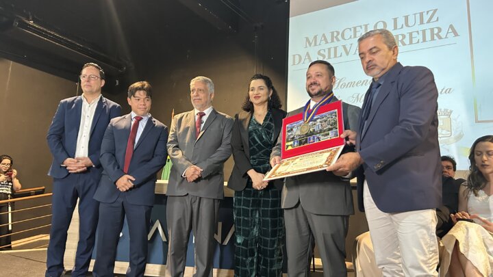 Marcelo Luiz da Silva Pereira recebe a Comenda Martins da Costa durante comemorações do Dia do Muriaeense