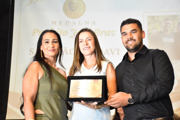 Câmara Municipal de Muriaé homenageia Sacolão do Davi com a Medalha Prefeito José Braz