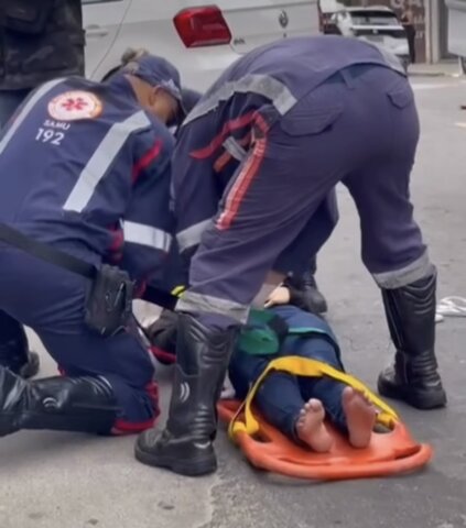 Acidente na Avenida Doutor Passos deixa motociclista ferida em Muriaé