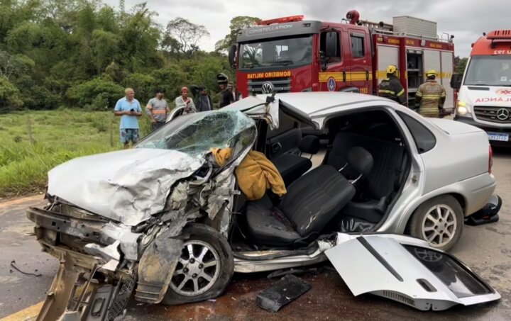 Acidente entre Van e Automóvel deixa seis feridos na Estrada de Vermelho