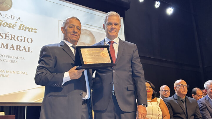 Vereador Devail Gomes Corrêa homenageia Paulo Sérgio Pires do Amaral com a Medalha Prefeito José Braz