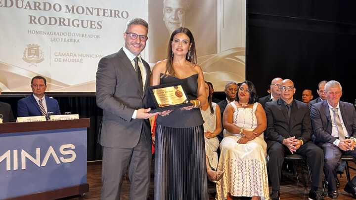 Câmara Municipal de Muriaé homenageia Eduardo Monteiro Rodrigues, recebida por sua esposa Cristiane Badaró, com a Medalha Prefeito José Braz
