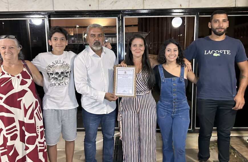 Aline Alcebíades recebe Moção de Congratulações e Aplausos na Câmara Municipal de Muriaé e emociona com história de superação, fé e dedicação ao serviço público