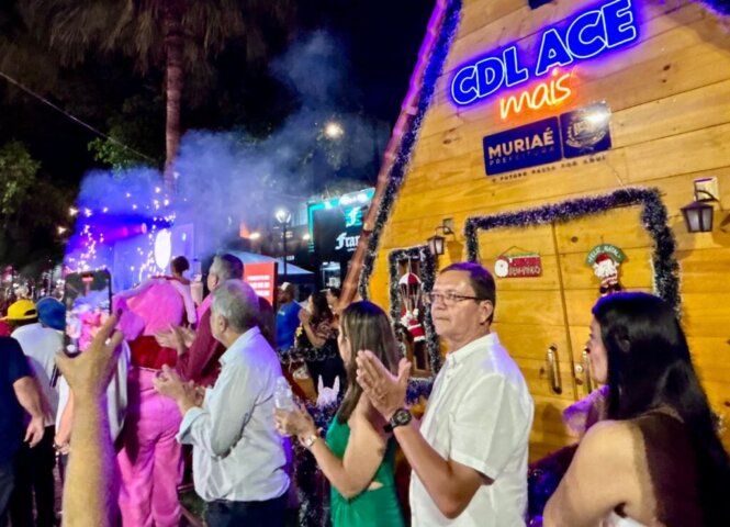 A Prefeitura de Muriaé e a Fundarte, em parceria com a CDL ACE Mais de Muriaé, realizaram na noite desta terça-feira, 18 de novembro, a abertura oficial do Natal Luz e Paz 2025 na Praça João Pinheiro.