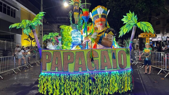 Papagaio brilha no pré-Carnaval, leva mensagem de esperança e emociona o público