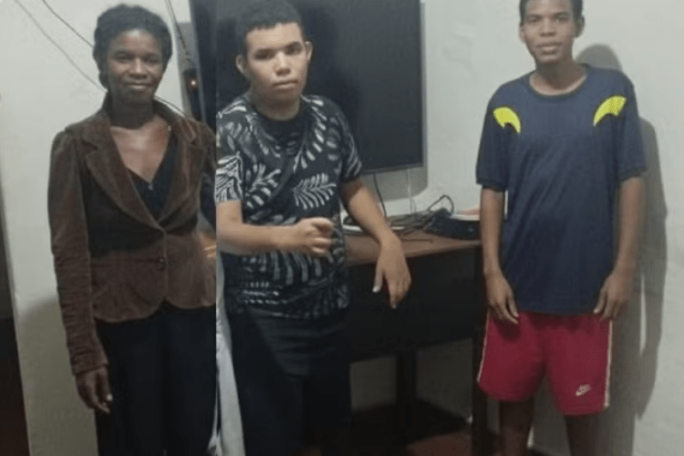 Sob forte emoção, corpos de família morta em soterramento são sepultados em Muriaé