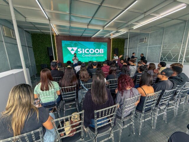 Espaço Coopera começa suas atividades na FEAGRO 2026 recebendo estudantes de Muriaé e região com palestras sobre cooperativismo e educação financeira.