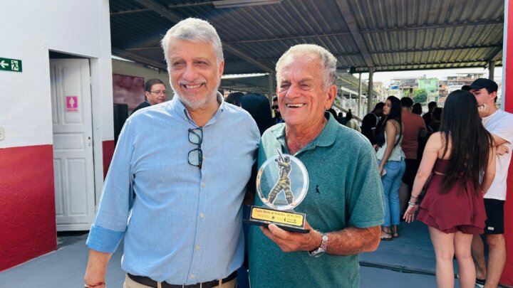 José Sanches Abreu e o prefeito Marcos Guarino durante a entrega do Troféu Mérito do Trabalho.